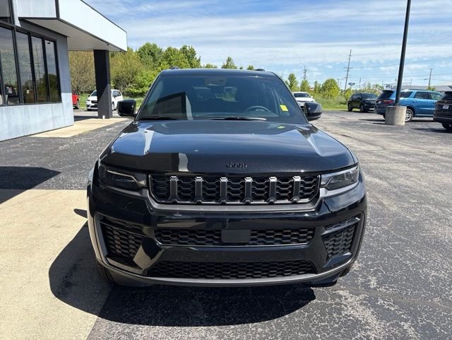 New 2026 Diamond Black Crystal Pearl-Coat Exterior Paint Jeep Altitude image 7