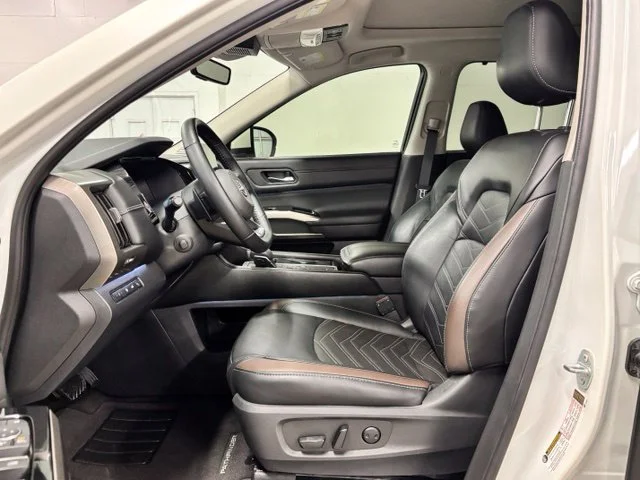 Used 2023 White Nissan Platinum image 17