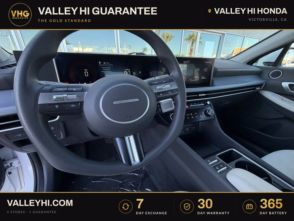 Used 2025 White Hyundai SEL image 17