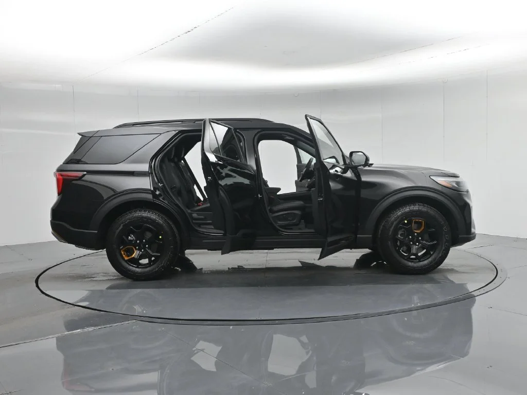 New 2026 Agate Black Metallic Ford Tremor image 4