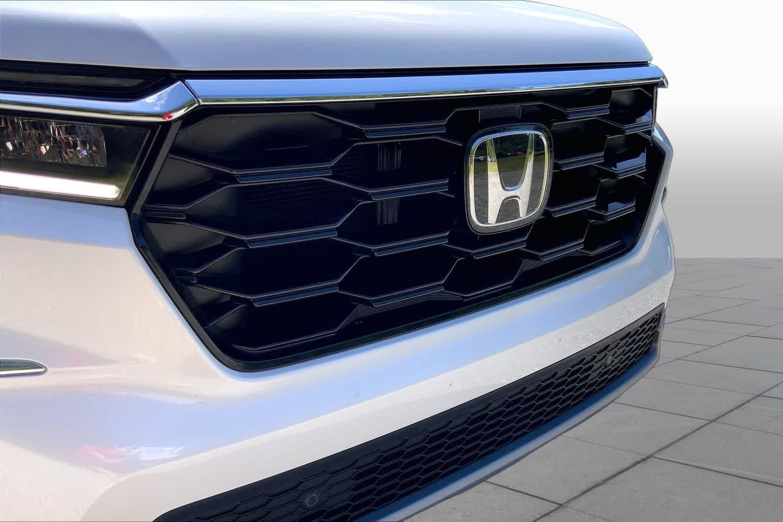 Certified Used 2025 Platinum White Pearl Honda AWD TRG image 32