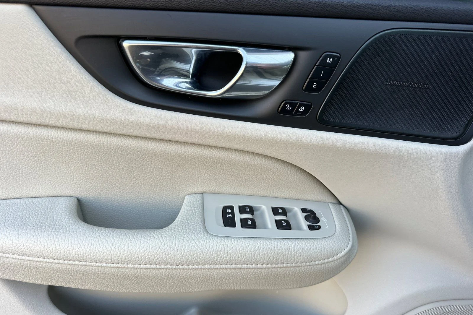 Used 2021 White Volvo T8 Inscription image 10