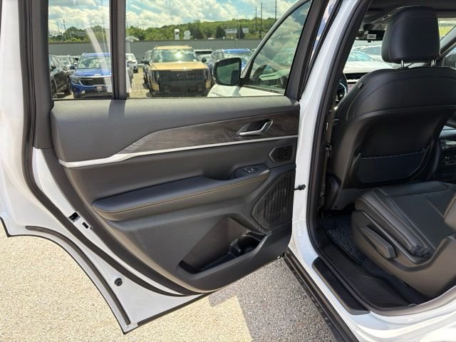 New 2026 Bright White Clear-Coat Exterior Paint Jeep  image 11