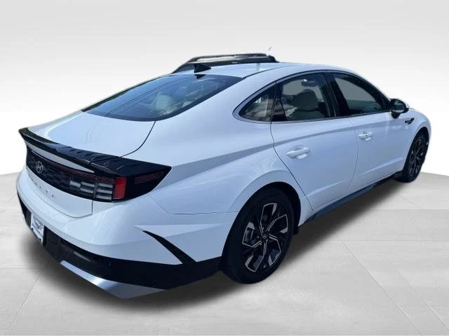 Used 2025 White Hyundai SEL image 8
