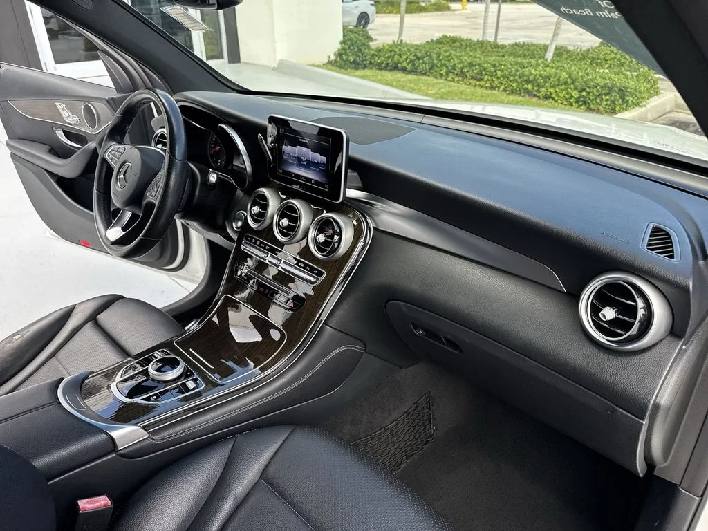 Used 2018 Polar White Mercedes-Benz GLC 300 image 32