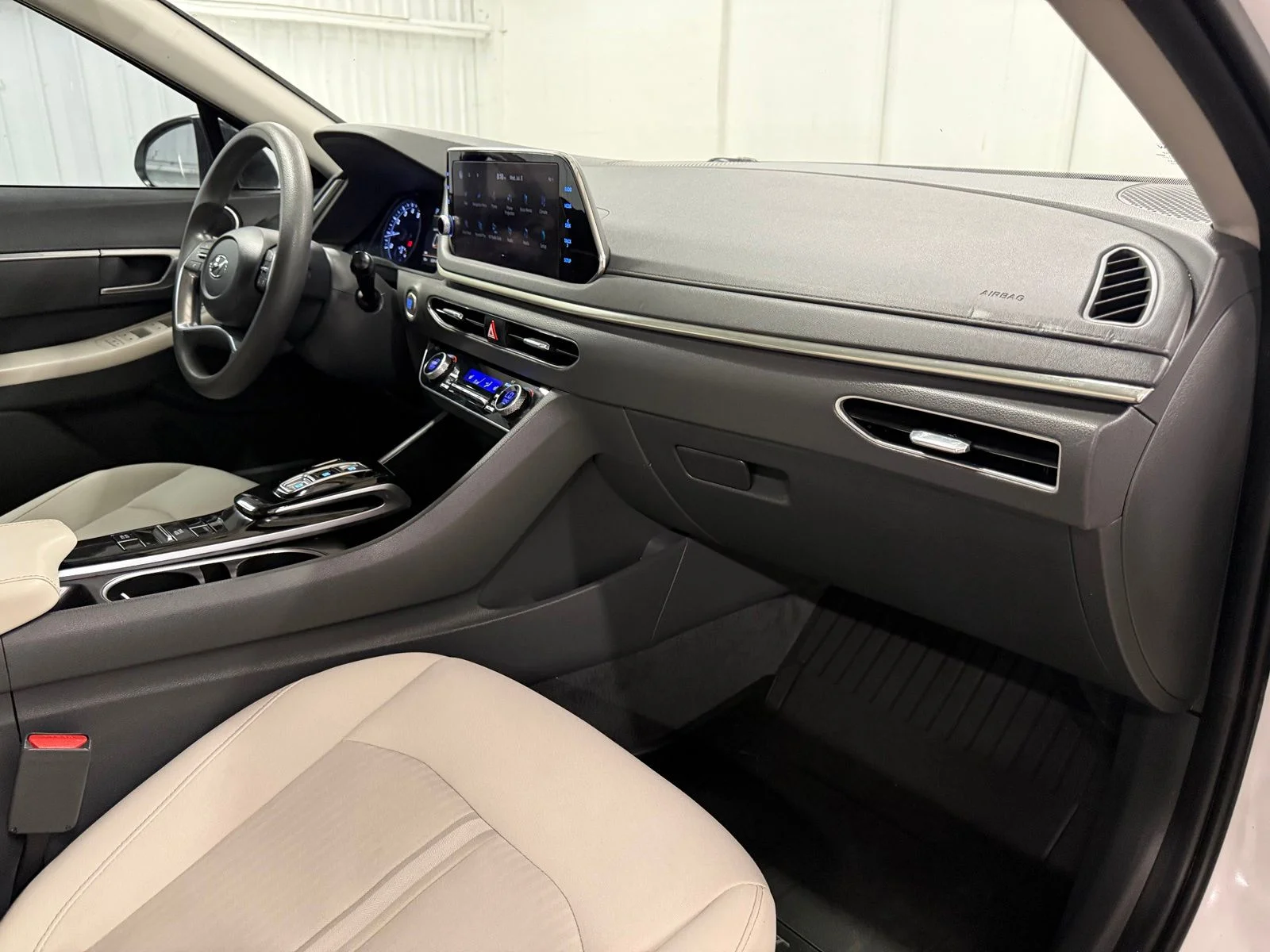 Used 2023 White Hyundai SEL image 22