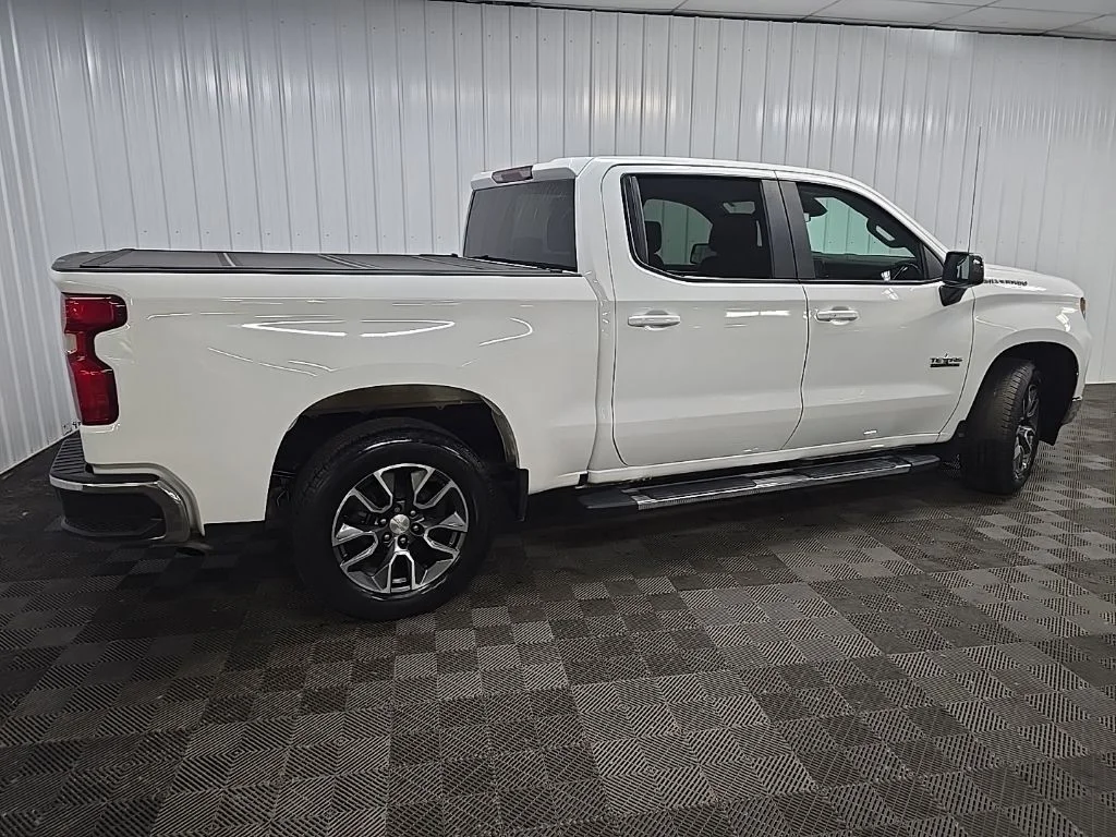 Used 2022 White Chevrolet LT image 3