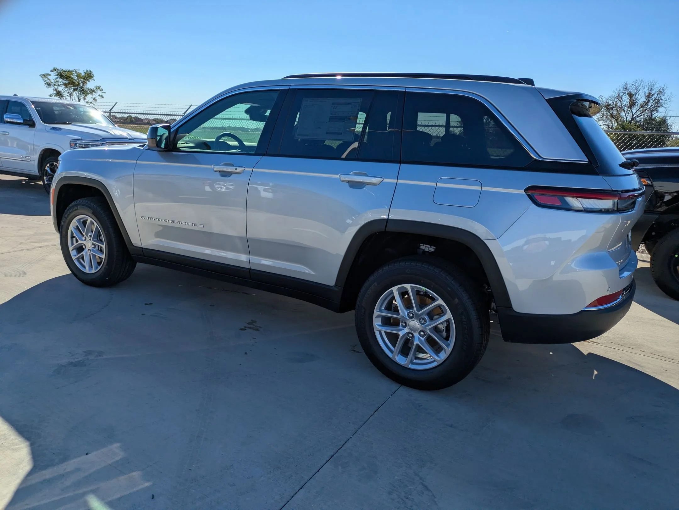 New 2025 Silver Zynith Exterior Paint Jeep Laredo X image 6