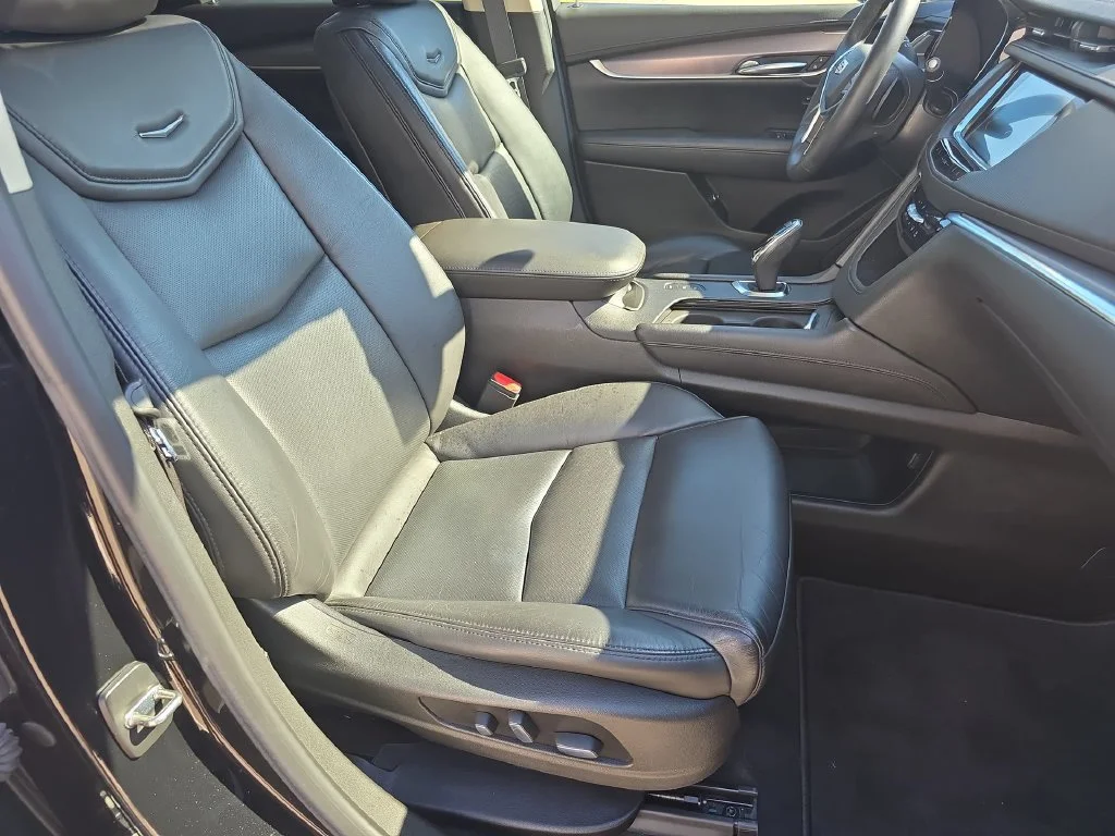 Used 2017 STELLAR BLACK METALLIC Cadillac Luxury AWD image 29