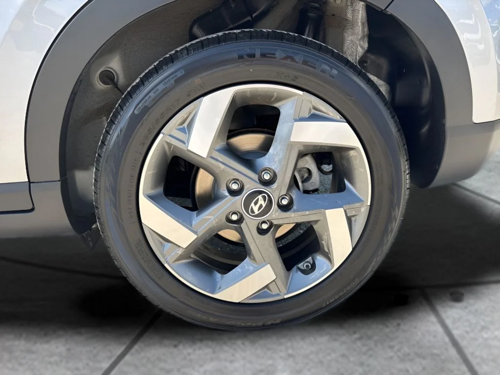 Used 2025 Silver Hyundai SEL image 30