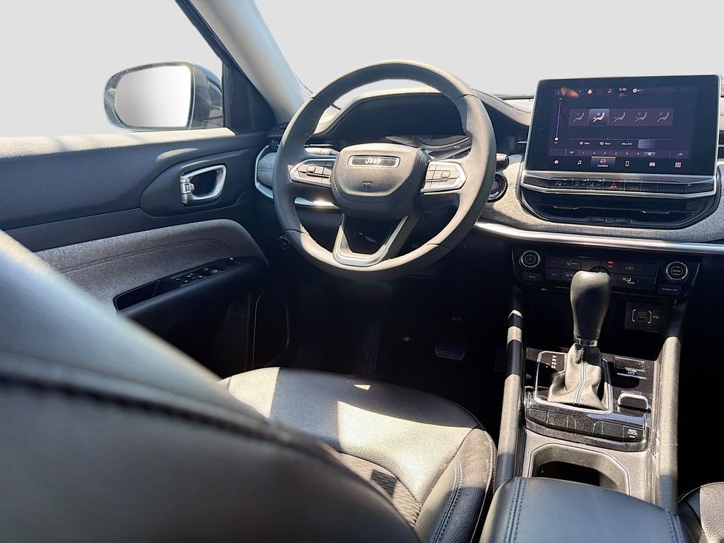 Used 2022 Diamond Black Crystal Pearlcoat Jeep Latitude image 17