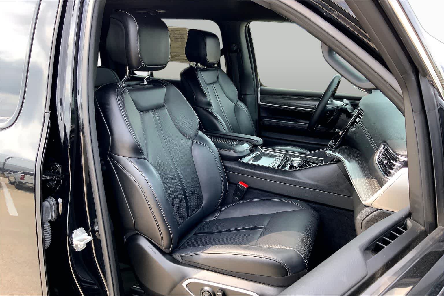 Used 2024 Diamond Black Crystal Pearlcoat Jeep Series II image 9