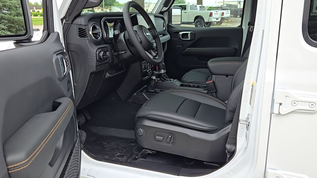 New 2026 Bright White Clear-Coat Exterior Paint Jeep Sahara image 6