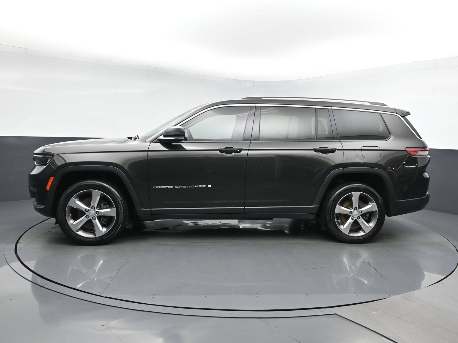 Used 2022 Rocky Mountain Pearlcoat Jeep Limited image 4