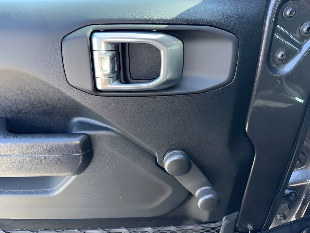 Used 2020  Jeep Sport image 25