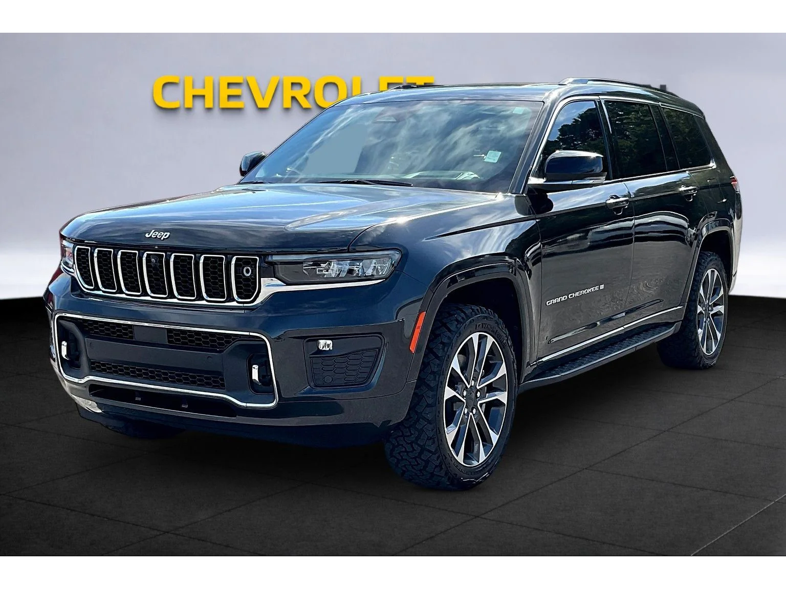Used 2022 Gray Jeep Overland image 9