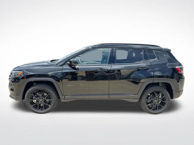 New 2026 Diamond Black Crystal Pearl-Coat Exterior Paint Jeep Latitude image 5