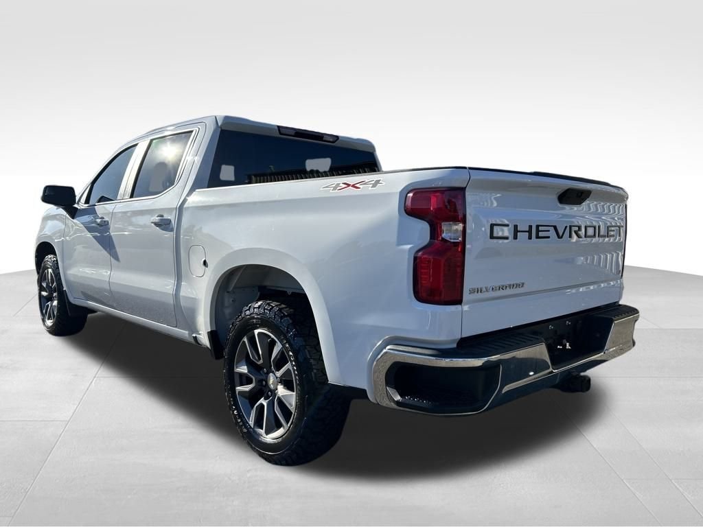 Used 2022 White Chevrolet LT image 4