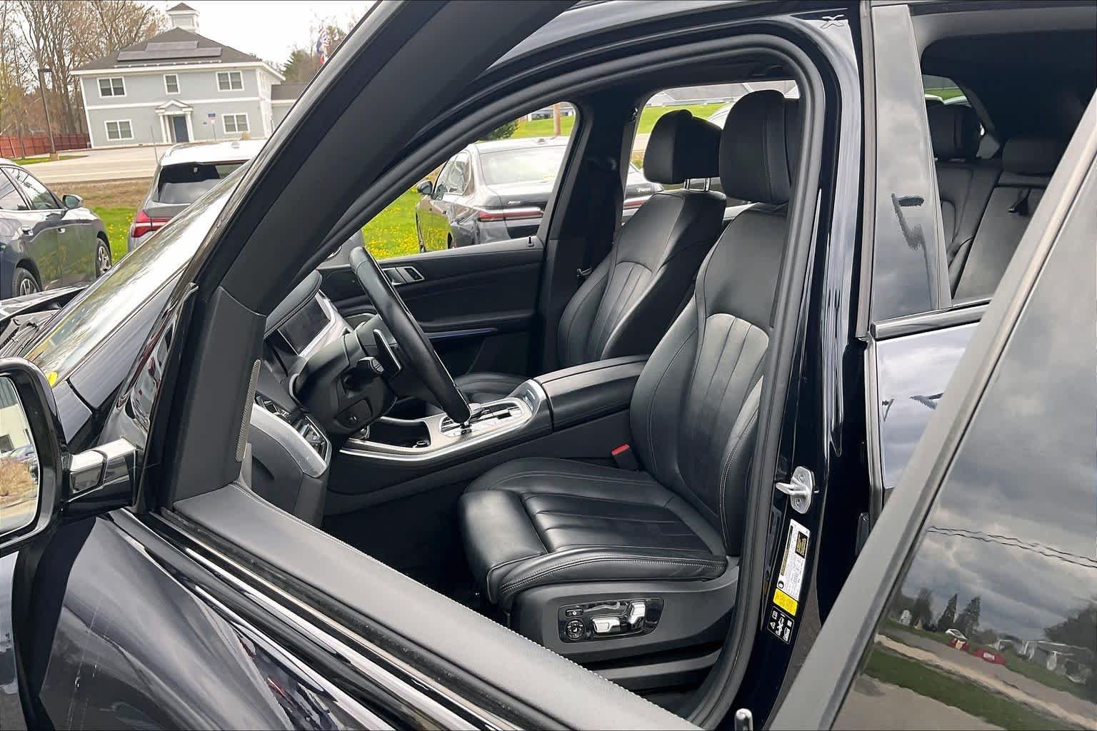 Used 2021 Carbon Black Metallic BMW xDrive40i image 7