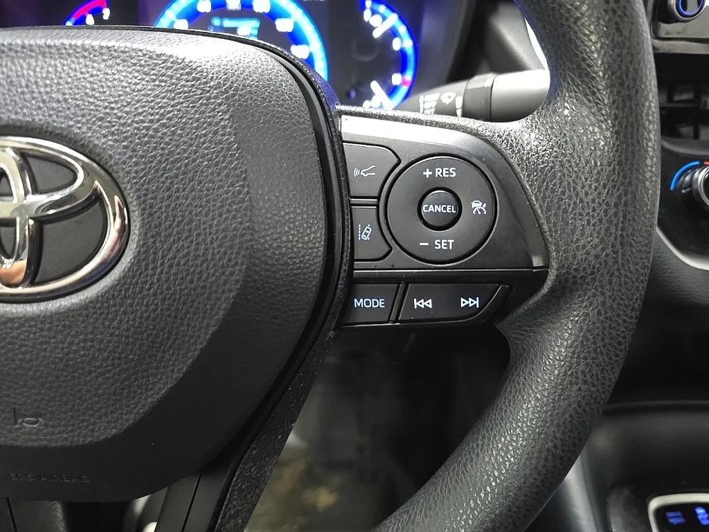Used 2020 White Toyota LE image 20