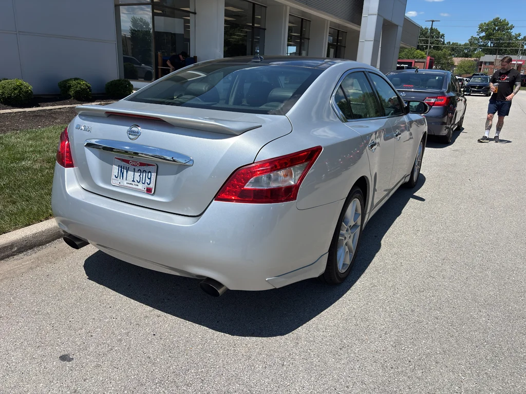 Used 2009 Radiant Silver Metallic Nissan 3.5 SV w/Premium Pkg image 4