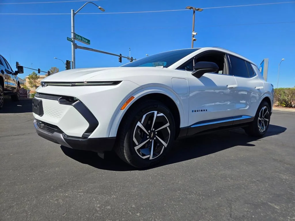 Used 2024 Summit White Chevrolet 2LT image 2