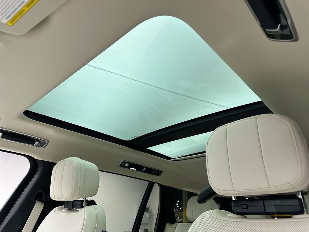 New 2026 Belgravia Green Land Rover SE image 19