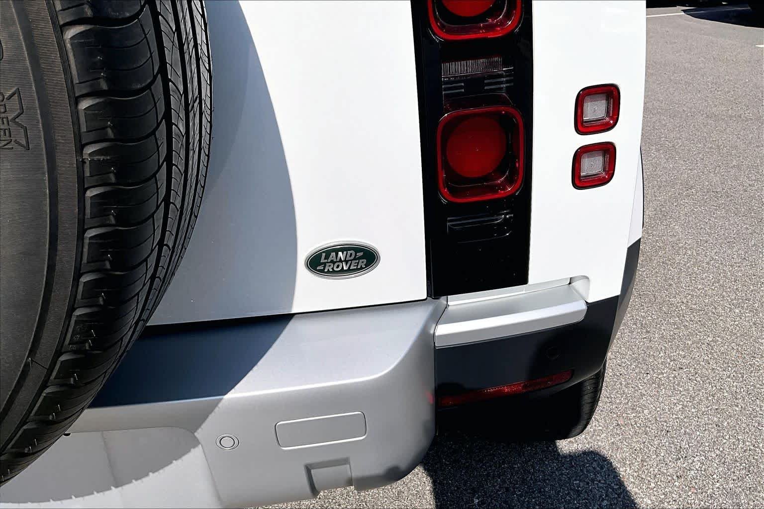 Used 2023 Fuji White Land Rover S image 9