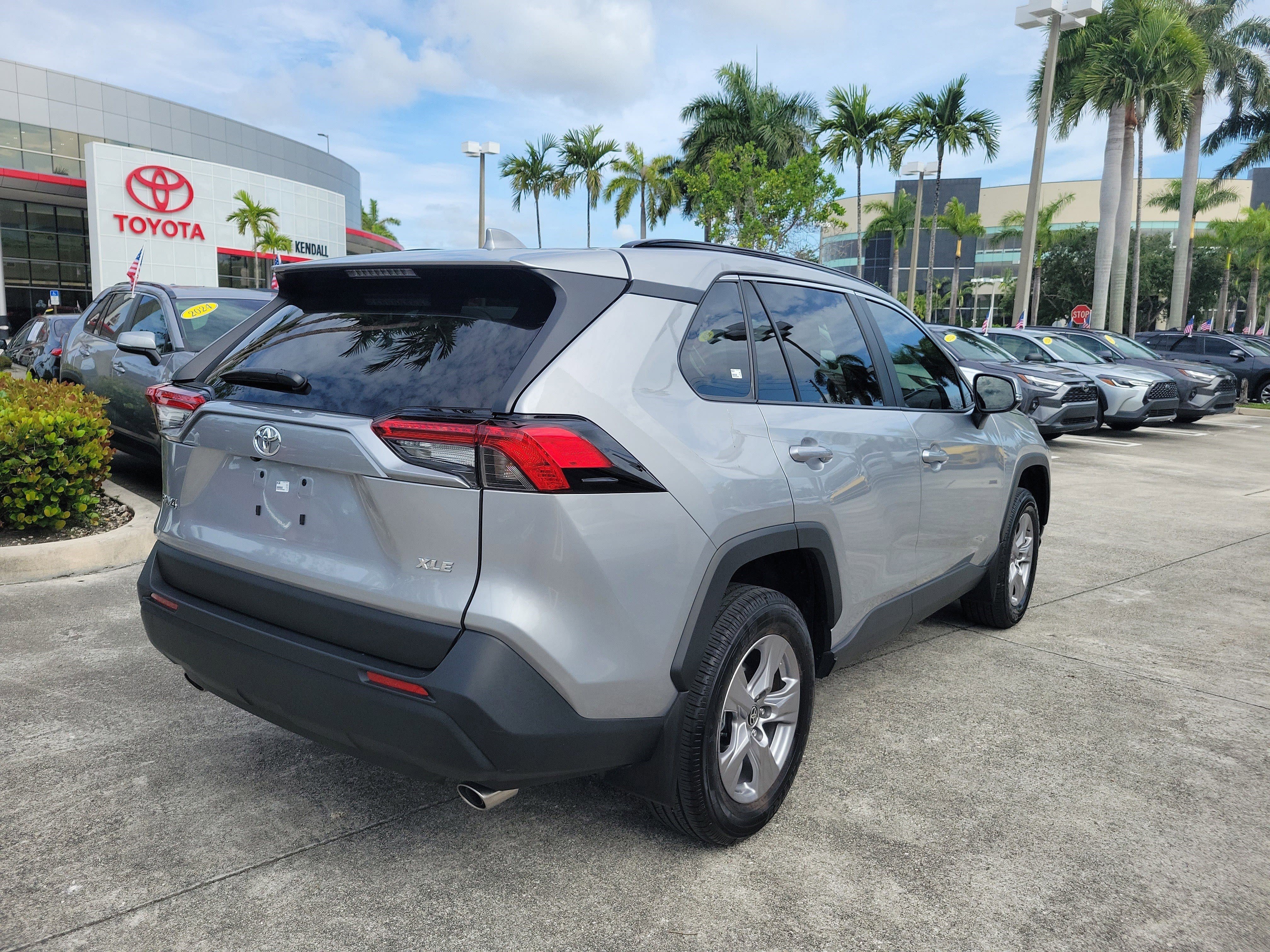 Used 2025 Silver Sky Metallic Toyota XLE image 7
