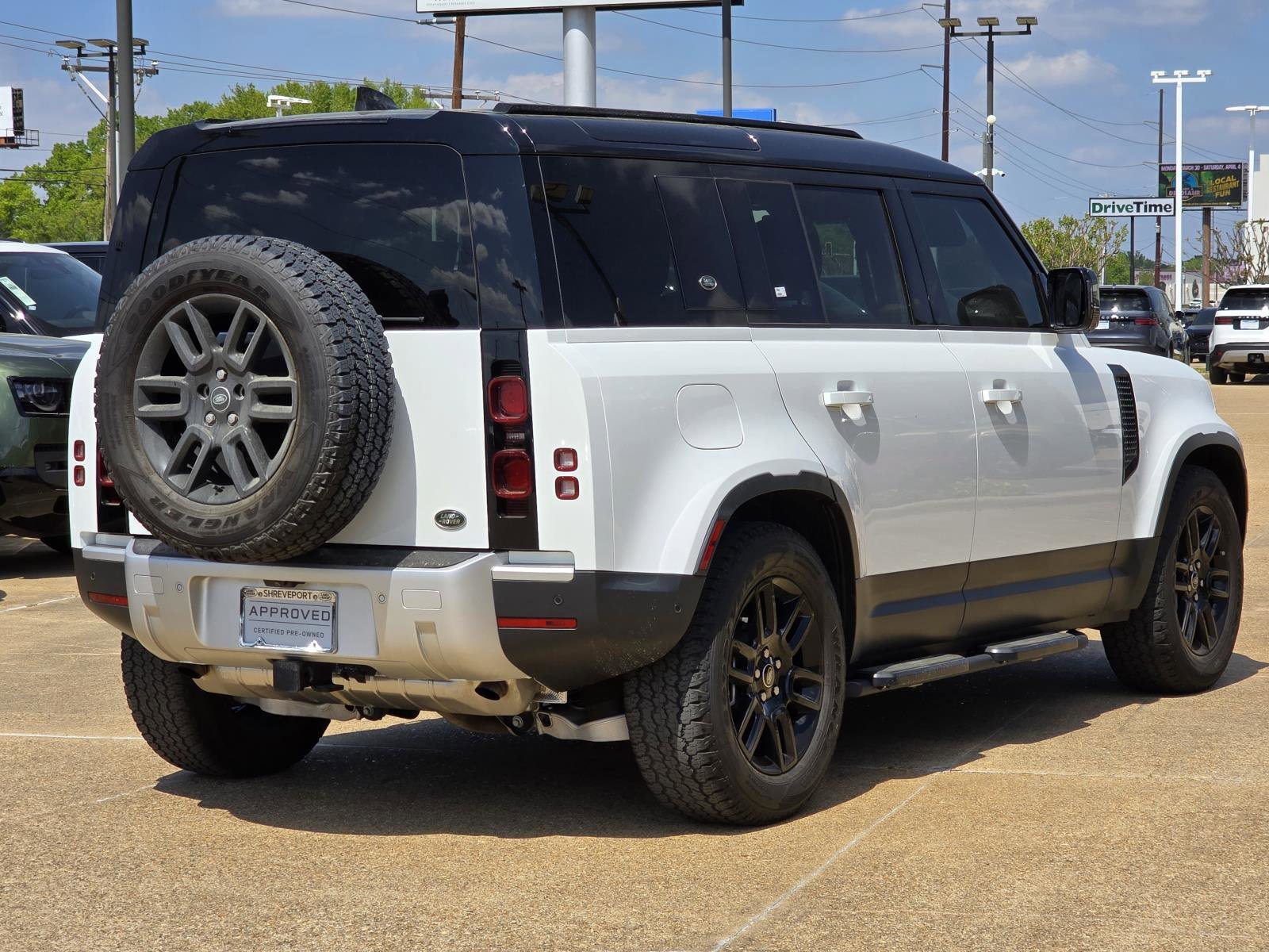 Used 2023 Fuji White Land Rover SE image 4