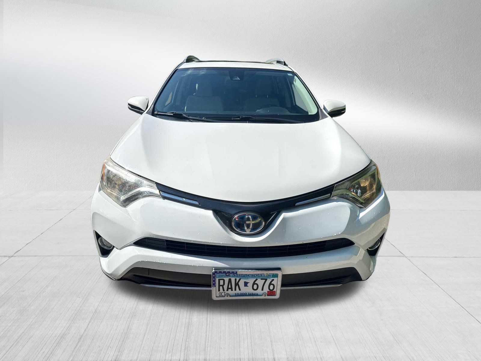 Used 2018 Super White Toyota Hybrid XLE image 2