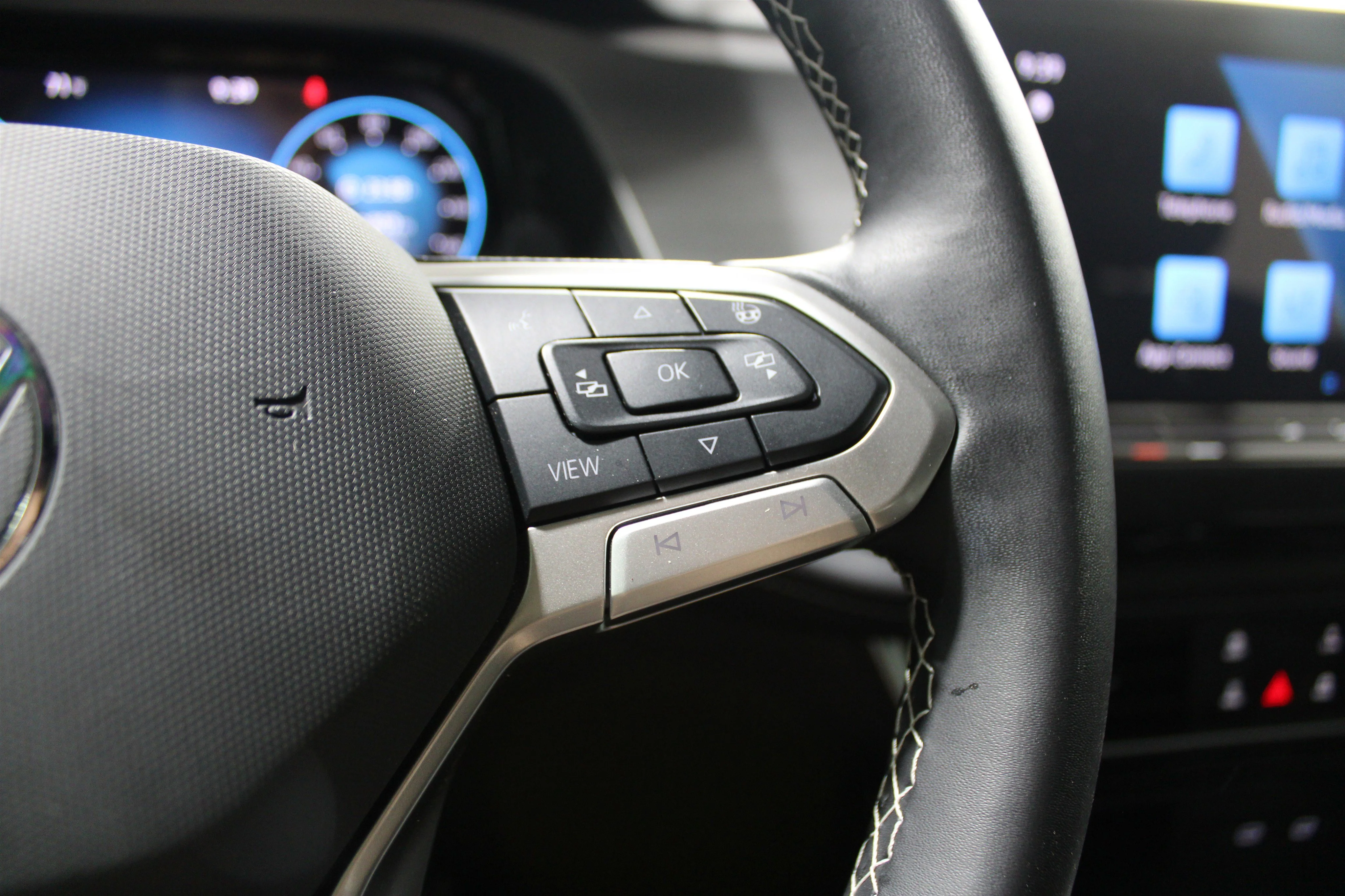 Used 2025 Silver Volkswagen 2.0T SE w/Technology image 11