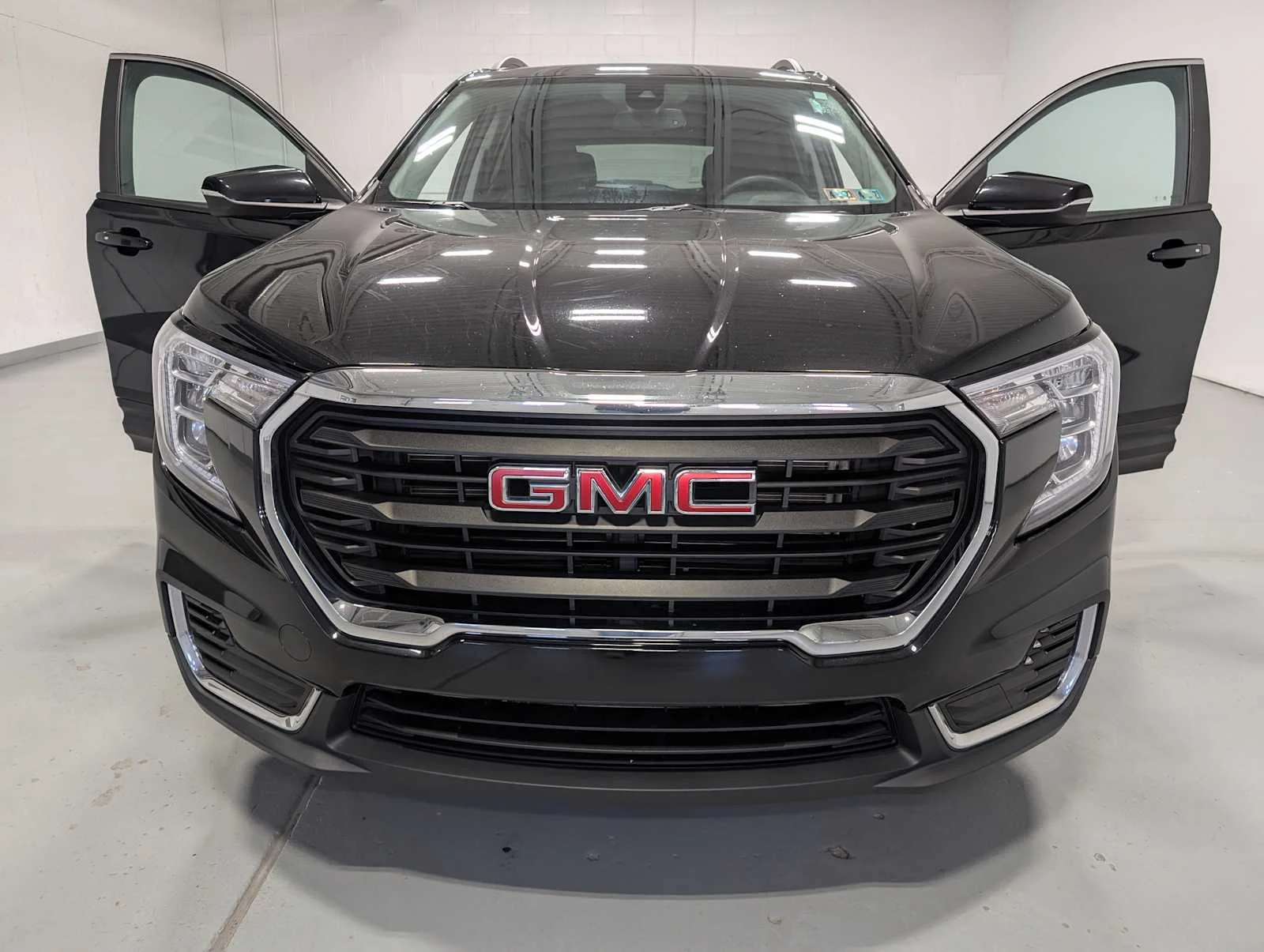 Used 2022 Ebony Twilight Metallic GMC SLE image 16