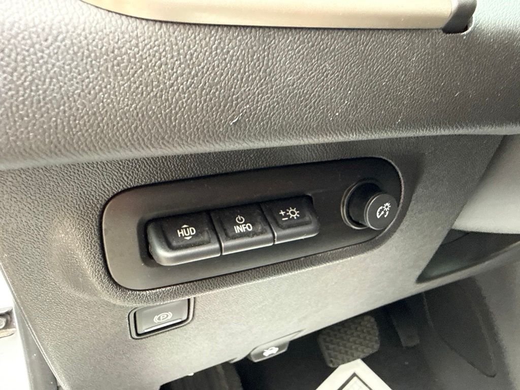 Used 2022 White GMC Denali image 22