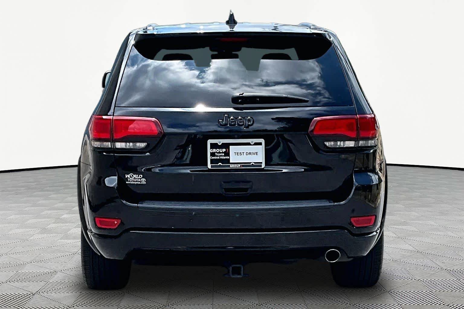 Used 2018 Diamond Black Crystal Pearlcoat Jeep Altitude image 5