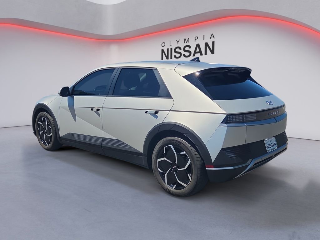 Used 2023 Gold Hyundai SEL image 4