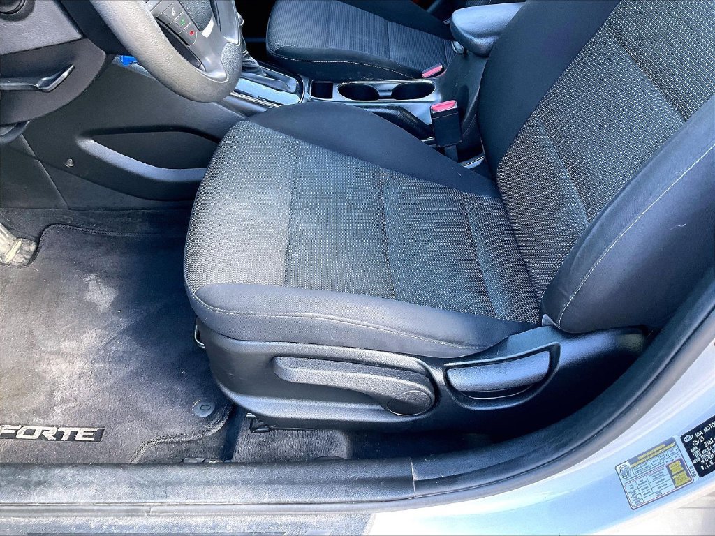 Used 2018 Silky Silver Kia LX image 31