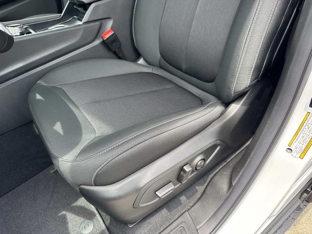 New 2026 Bright White Clear-Coat Exterior Paint Jeep Laredo X image 34