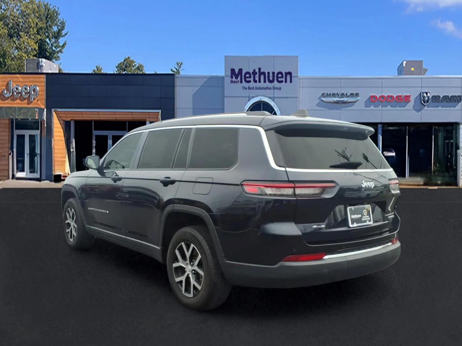 Used 2023 Midnight Sky Jeep Limited image 5
