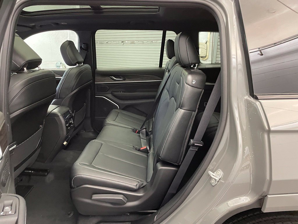 New 2027 Sting-Gray Clear-Coat Paint Jeep  image 18