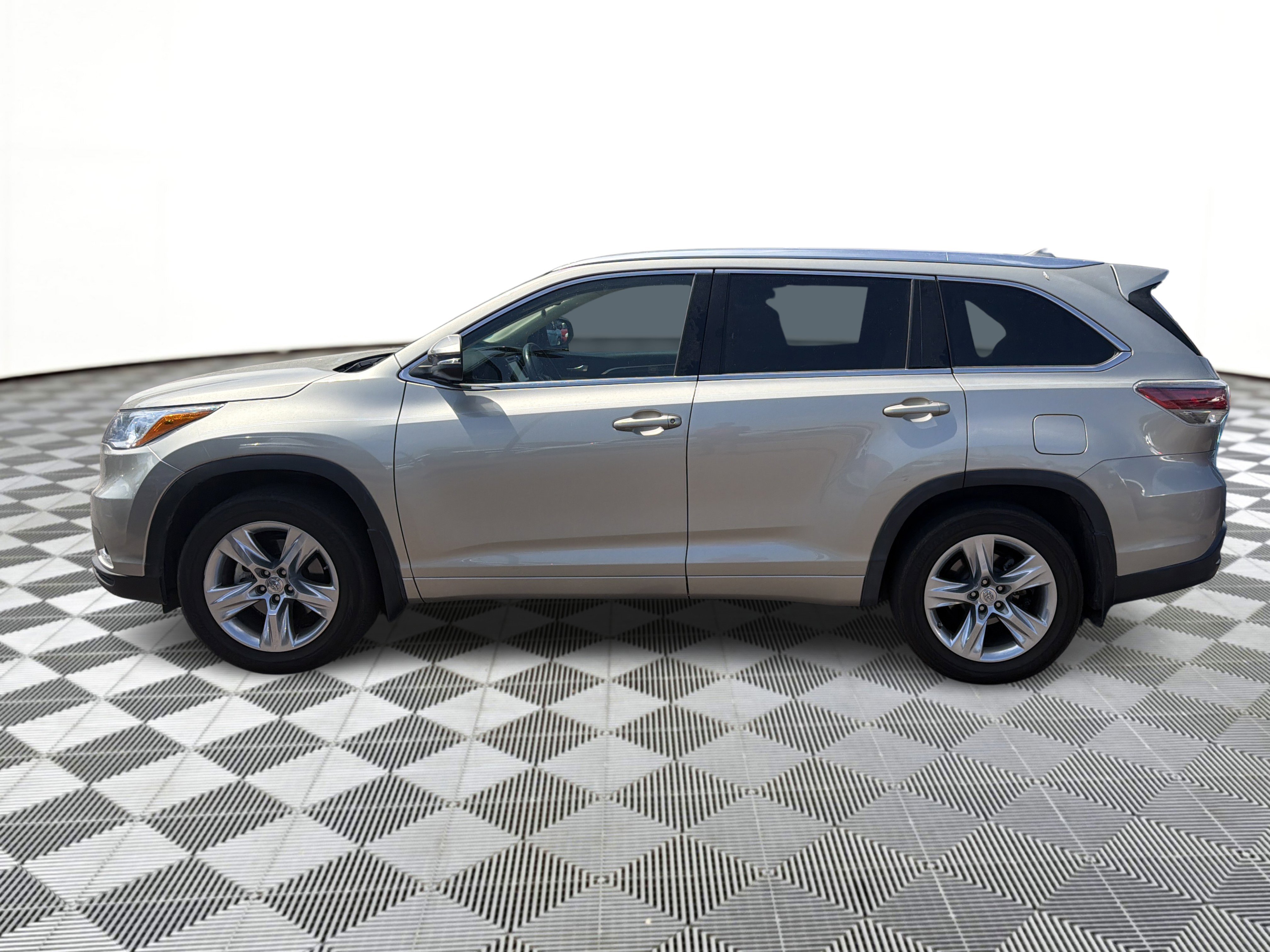 Used 2015 Creme Brulee Toyota Limited Platinum image 2