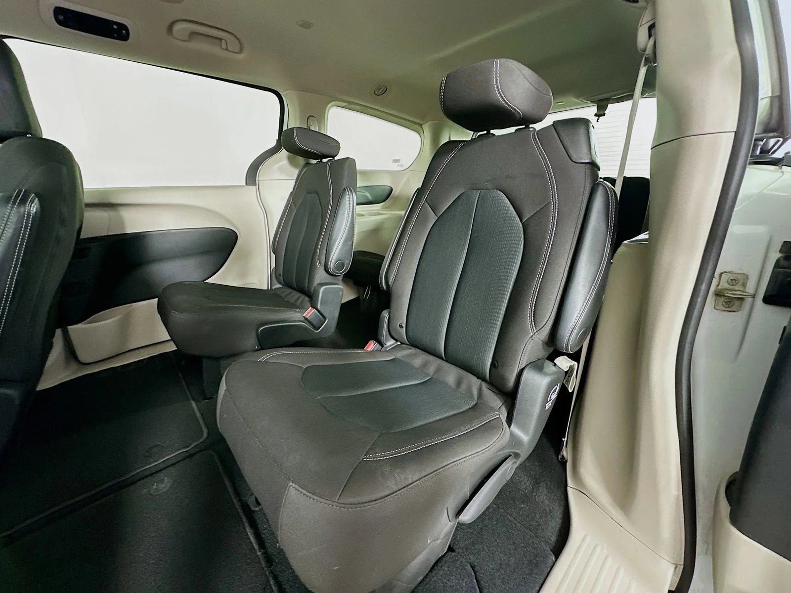 Used 2023 White Chrysler LX image 24
