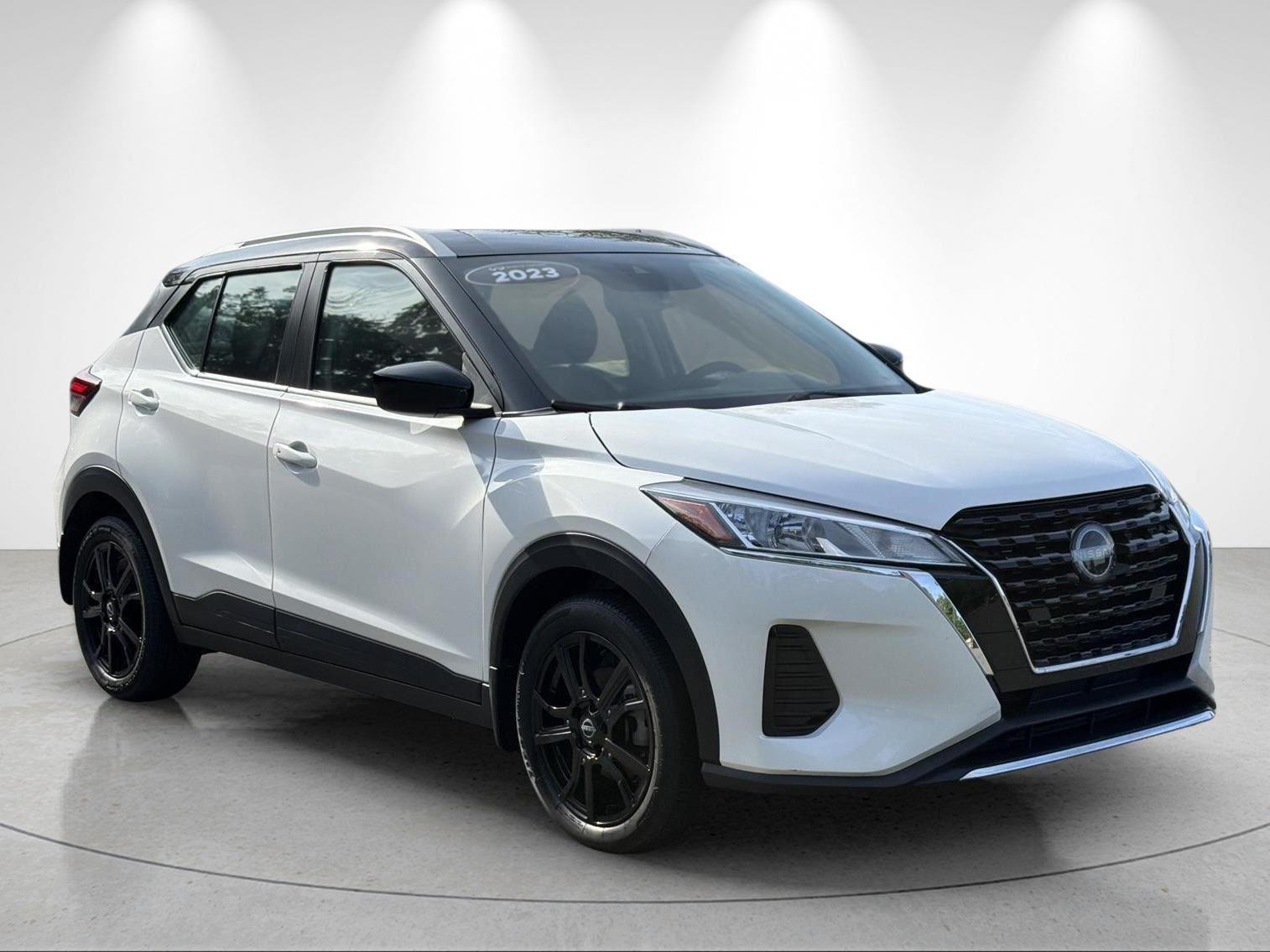 Used 2023 Aspen White Tricoat/Super Black Nissan SV image 7