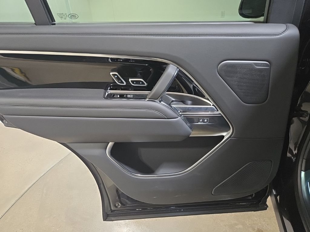 New 2026 Santorini Black Land Rover SE image 22