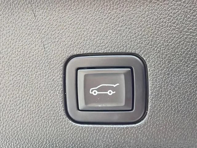 Used 2022 Summit White Chevrolet RST image 19