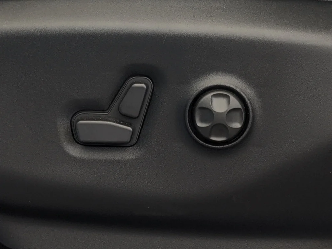 New 2027 White Chrysler Select - - FWD - Stow n Go Seating - Remote Start - Adaptive Cruise w/Stop&Go & More! image 14