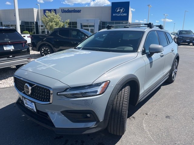 2025 Volvo V60 Cross Country Plus