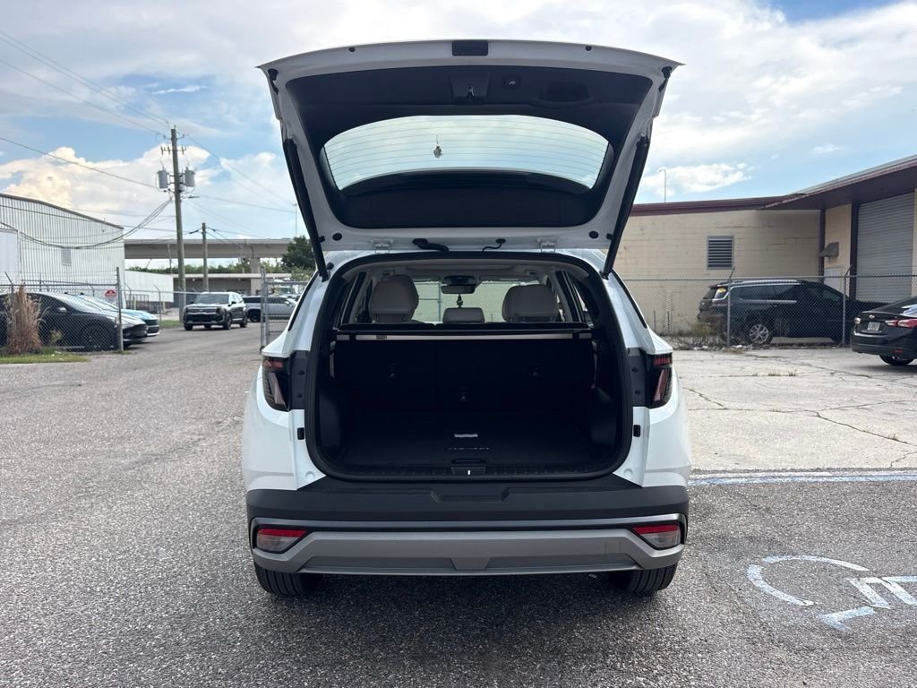 Used 2025 White Hyundai SEL Convenience image 13