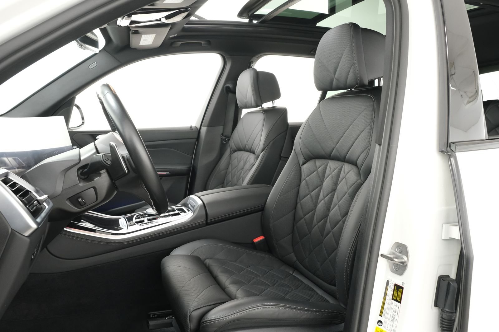 Used 2024 Alpine White BMW xDrive50e image 27
