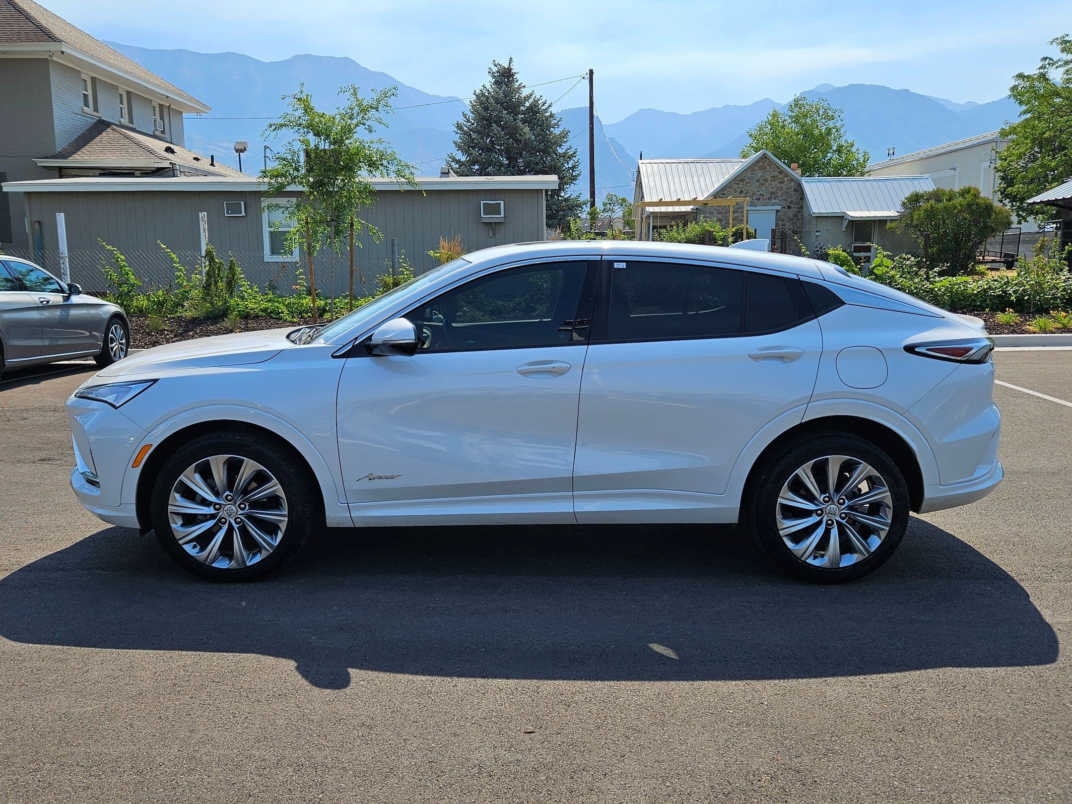 Used 2025 White Frost Tricoat Buick Avenir image 9